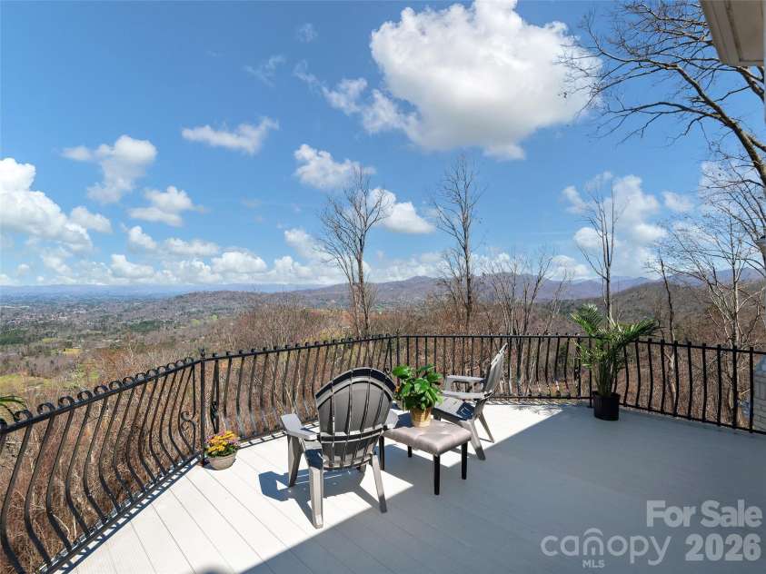 33 Elk Ridge Drive, Asheville, NC 28804.  MLS# CAR4364850, YatesRealty ID 22894. 