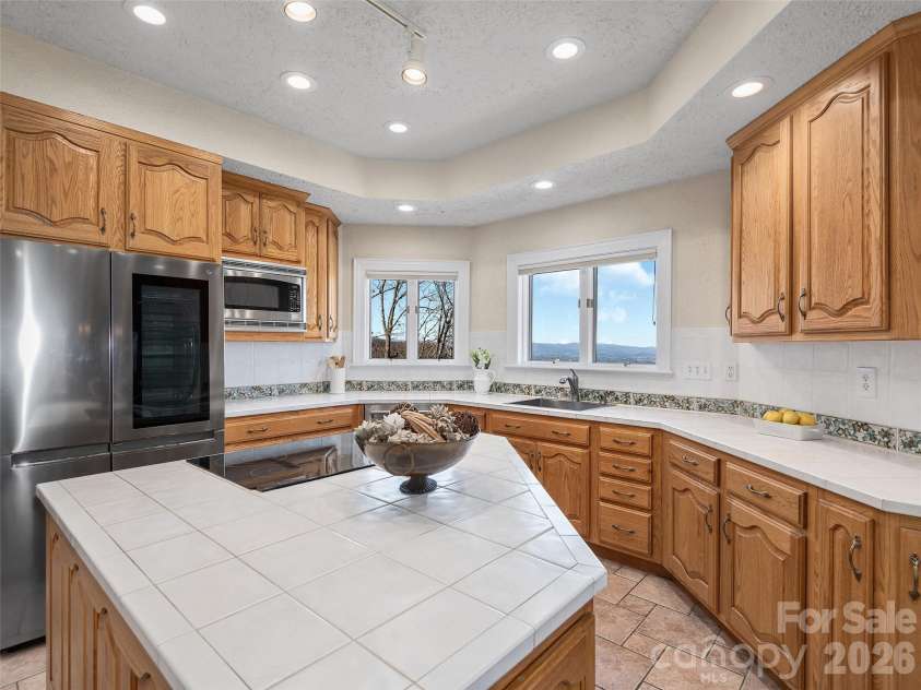 33 Elk Ridge Drive, Asheville, NC 28804.  MLS# CAR4364850, YatesRealty ID 22894. 