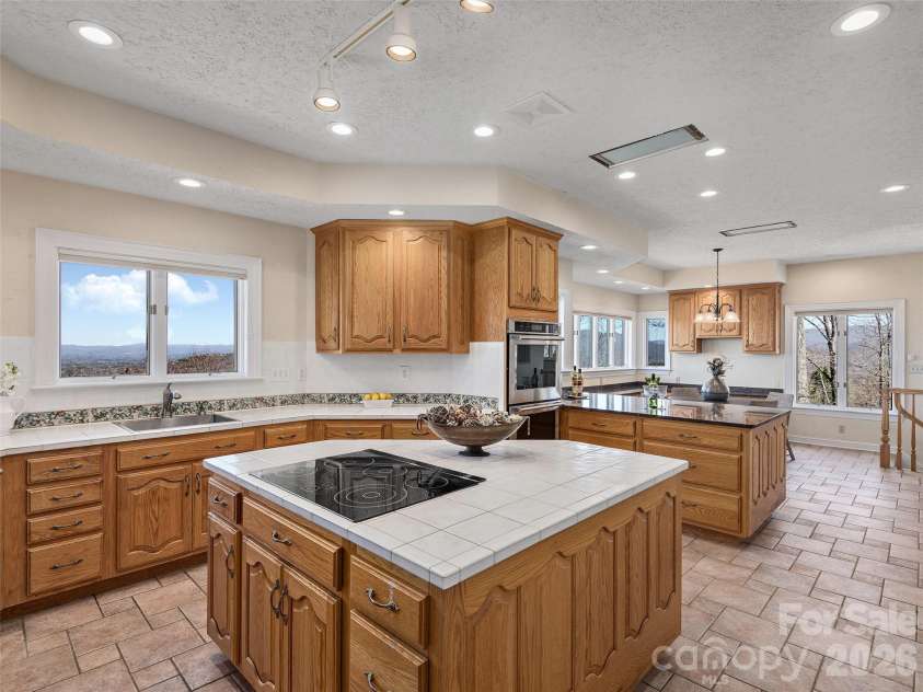 33 Elk Ridge Drive, Asheville, NC 28804.  MLS# CAR4364850, YatesRealty ID 22894. 