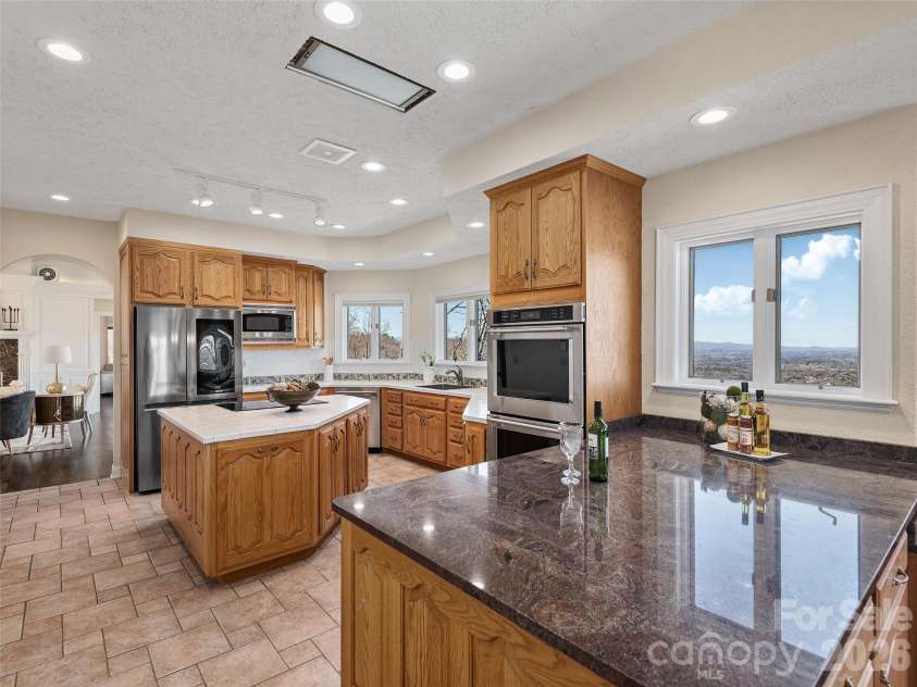 33 Elk Ridge Drive, Asheville, NC 28804.  MLS# CAR4364850, YatesRealty ID 22894. 