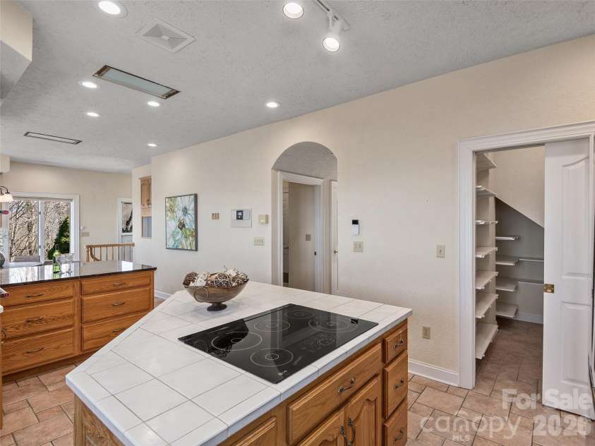 33 Elk Ridge Drive, Asheville, NC 28804.  MLS# CAR4364850, YatesRealty ID 22894. 