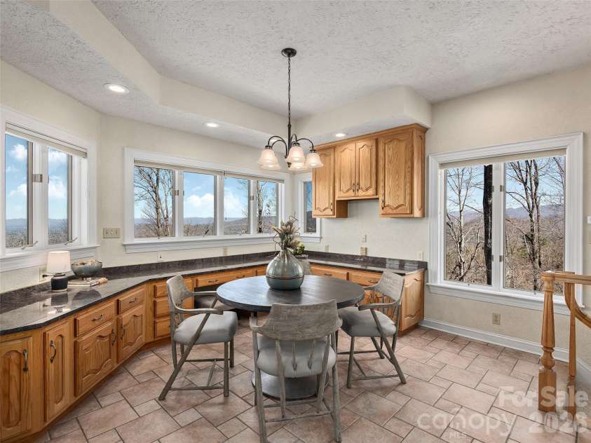 33 Elk Ridge Drive, Asheville, NC 28804.  MLS# CAR4364850, YatesRealty ID 22894. 