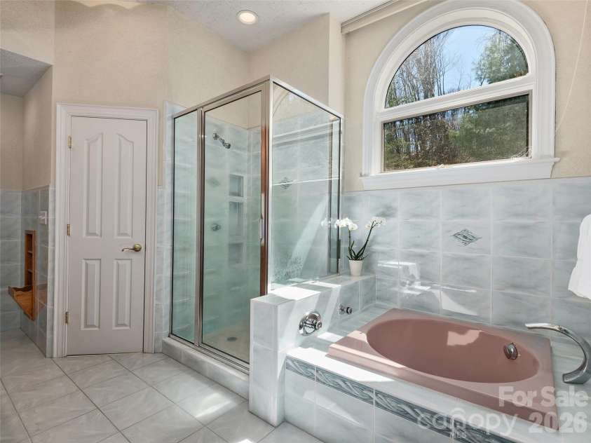 33 Elk Ridge Drive, Asheville, NC 28804.  MLS# CAR4364850, YatesRealty ID 22894. 