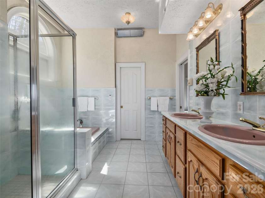 33 Elk Ridge Drive, Asheville, NC 28804.  MLS# CAR4364850, YatesRealty ID 22894. 