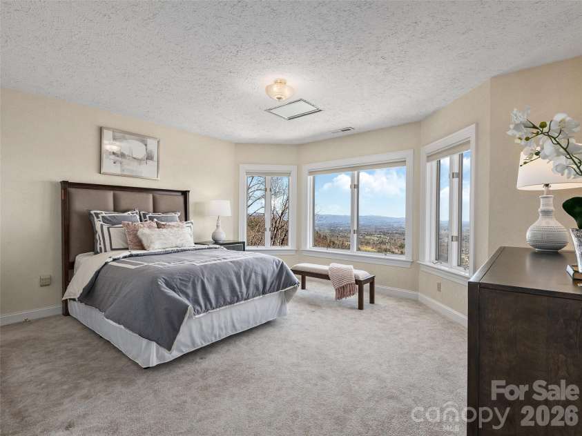 33 Elk Ridge Drive, Asheville, NC 28804.  MLS# CAR4364850, YatesRealty ID 22894. 