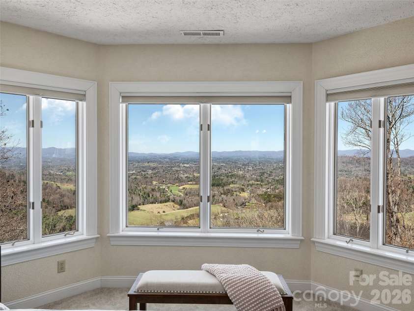 33 Elk Ridge Drive, Asheville, NC 28804.  MLS# CAR4364850, YatesRealty ID 22894. 
