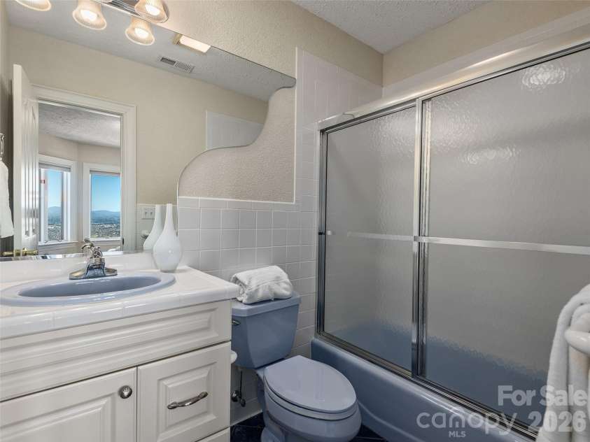 33 Elk Ridge Drive, Asheville, NC 28804.  MLS# CAR4364850, YatesRealty ID 22894. 