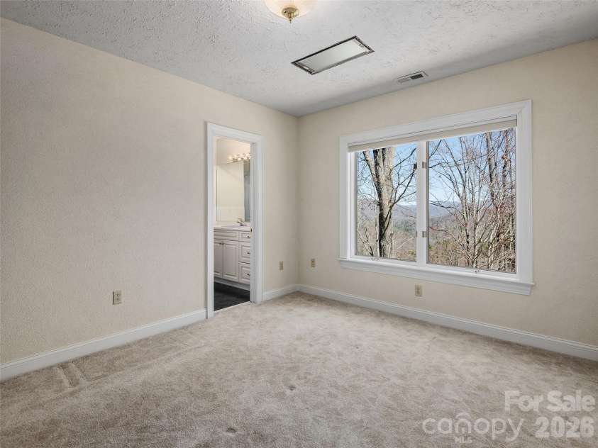 33 Elk Ridge Drive, Asheville, NC 28804.  MLS# CAR4364850, YatesRealty ID 22894. 