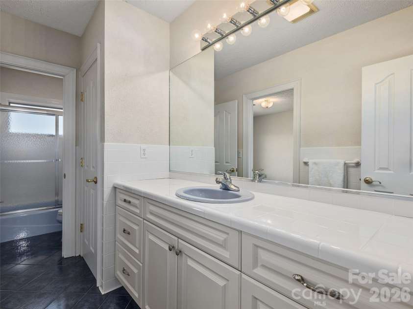 33 Elk Ridge Drive, Asheville, NC 28804.  MLS# CAR4364850, YatesRealty ID 22894. 