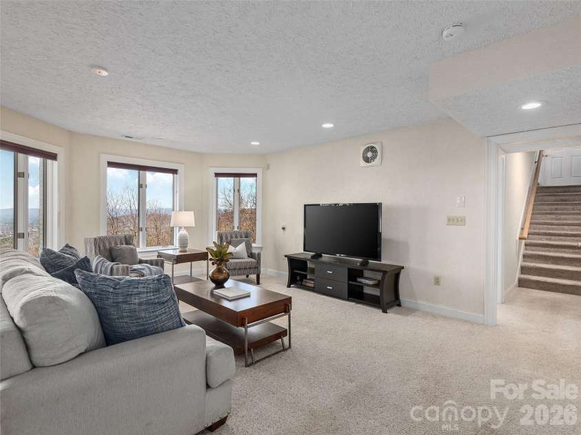 33 Elk Ridge Drive, Asheville, NC 28804.  MLS# CAR4364850, YatesRealty ID 22894. 