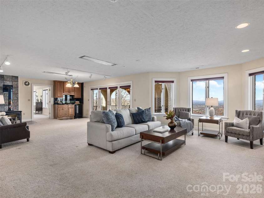 33 Elk Ridge Drive, Asheville, NC 28804.  MLS# CAR4364850, YatesRealty ID 22894. 