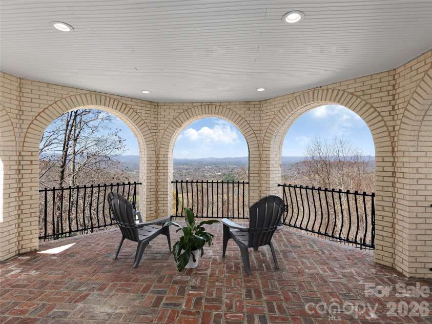 33 Elk Ridge Drive, Asheville, NC 28804.  MLS# CAR4364850, YatesRealty ID 22894. 