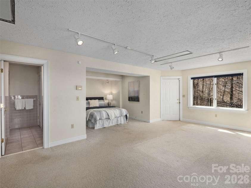33 Elk Ridge Drive, Asheville, NC 28804.  MLS# CAR4364850, YatesRealty ID 22894. 