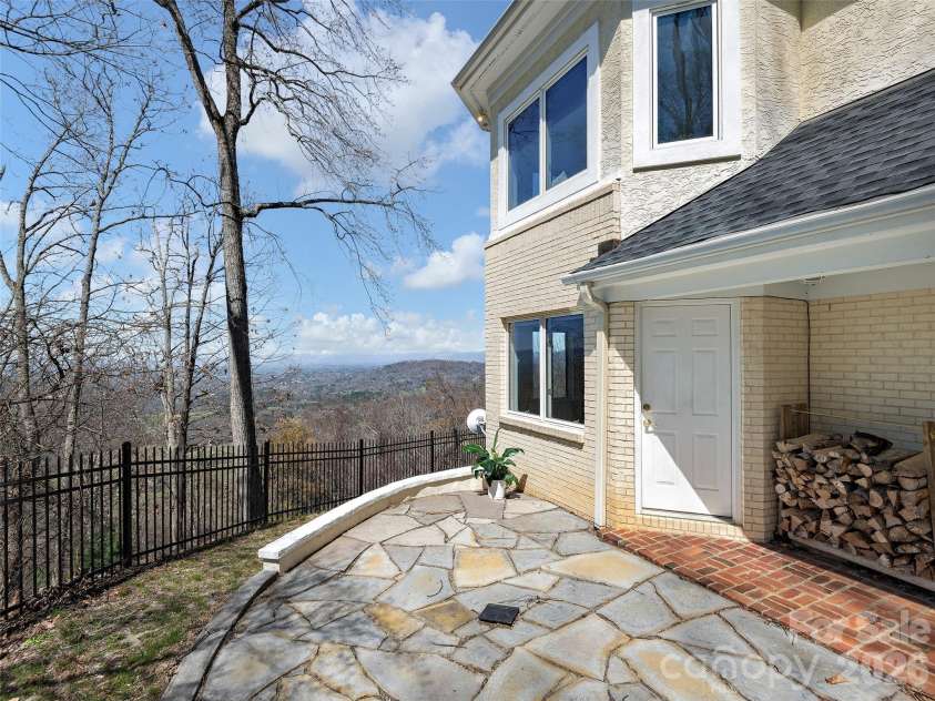 33 Elk Ridge Drive, Asheville, NC 28804.  MLS# CAR4364850, YatesRealty ID 22894. 