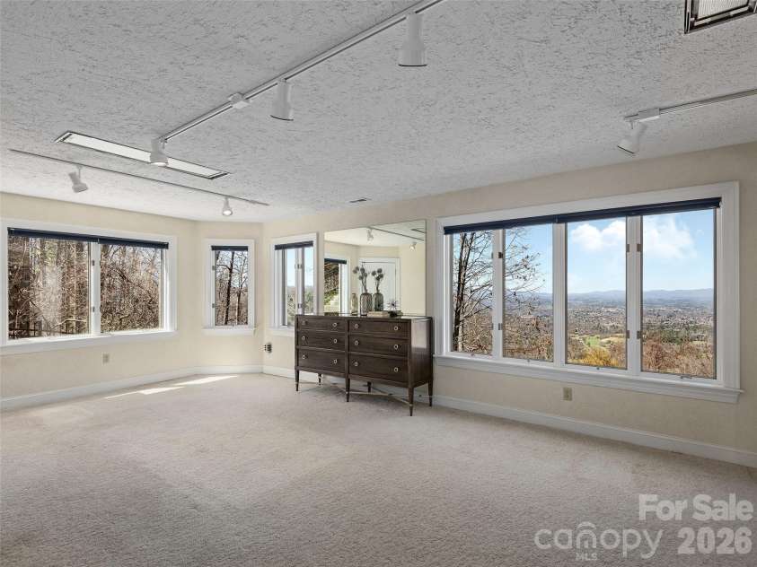 33 Elk Ridge Drive, Asheville, NC 28804.  MLS# CAR4364850, YatesRealty ID 22894. 