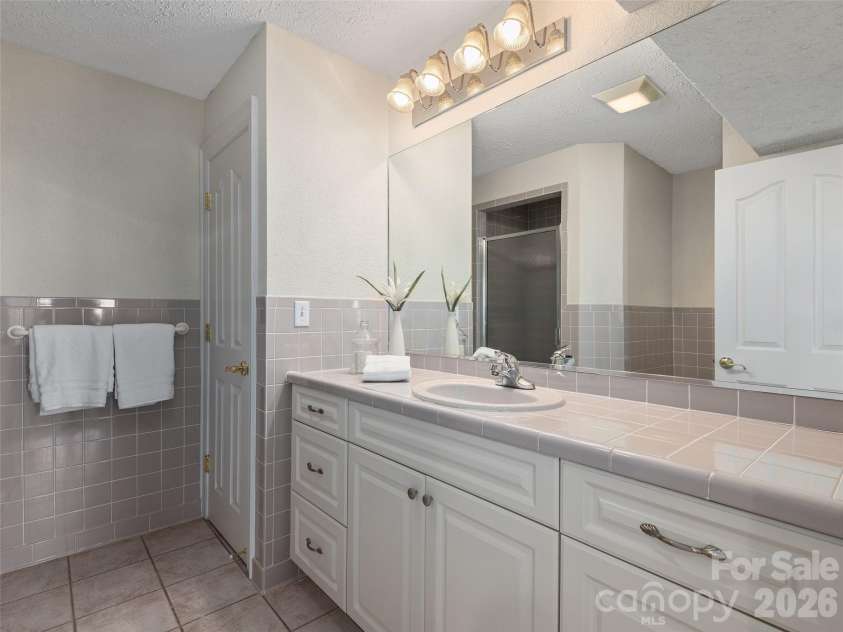 33 Elk Ridge Drive, Asheville, NC 28804.  MLS# CAR4364850, YatesRealty ID 22894. 