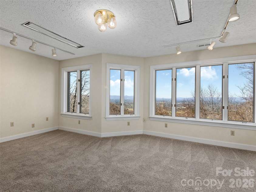 33 Elk Ridge Drive, Asheville, NC 28804.  MLS# CAR4364850, YatesRealty ID 22894. 