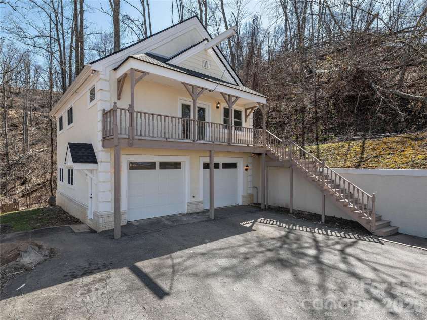 33 Elk Ridge Drive, Asheville, NC 28804.  MLS# CAR4364850, YatesRealty ID 22894. 