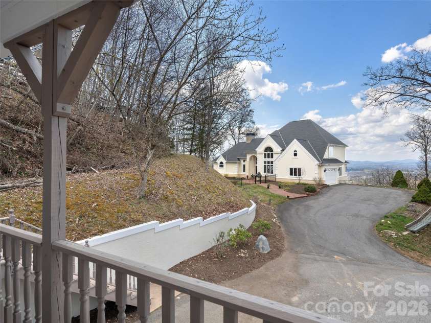 33 Elk Ridge Drive, Asheville, NC 28804.  MLS# CAR4364850, YatesRealty ID 22894. 