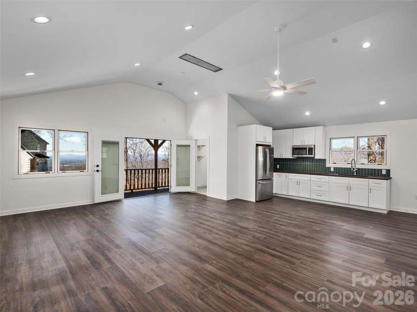 33 Elk Ridge Drive, Asheville, NC 28804.  MLS# CAR4364850, YatesRealty ID 22894. 
