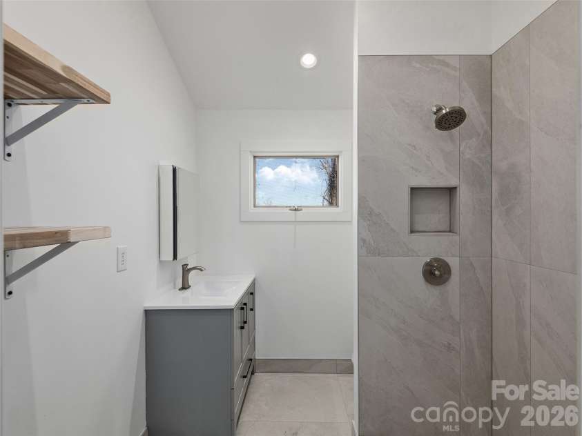 33 Elk Ridge Drive, Asheville, NC 28804.  MLS# CAR4364850, YatesRealty ID 22894. 
