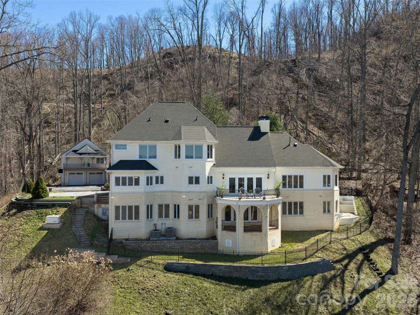 33 Elk Ridge Drive, Asheville, NC 28804.  MLS# CAR4364850, YatesRealty ID 22894. 