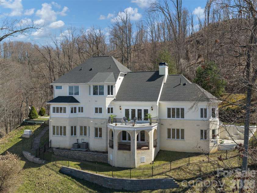 33 Elk Ridge Drive, Asheville, NC 28804.  MLS# CAR4364850, YatesRealty ID 22894. 