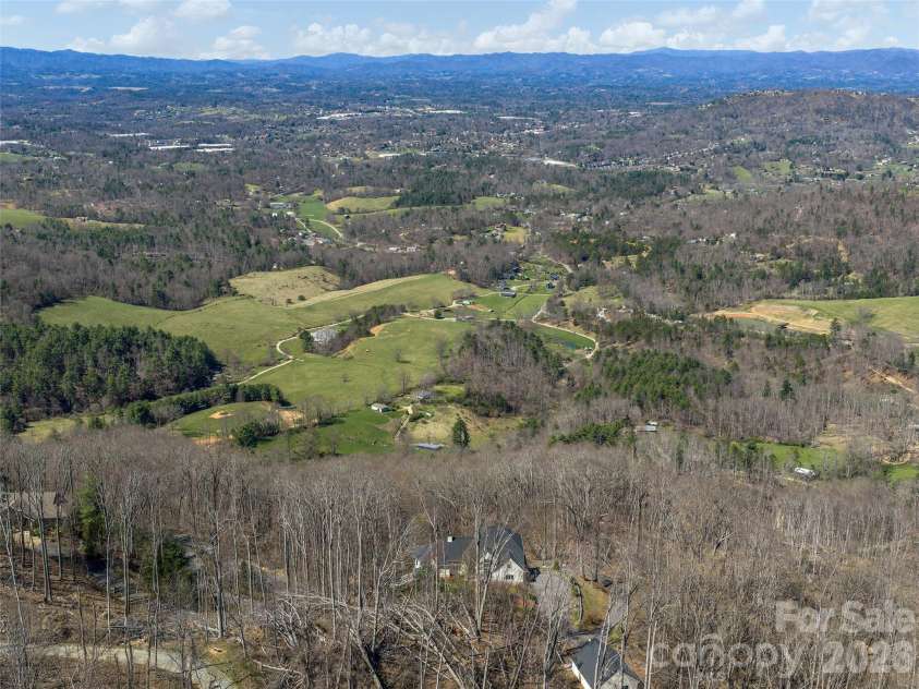 33 Elk Ridge Drive, Asheville, NC 28804.  MLS# CAR4364850, YatesRealty ID 22894. 