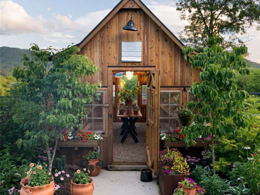 163 Annabelle Linn Drive, Fairview, NC 28730.  MLS# CAR4255897, YatesRealty ID 22895. 