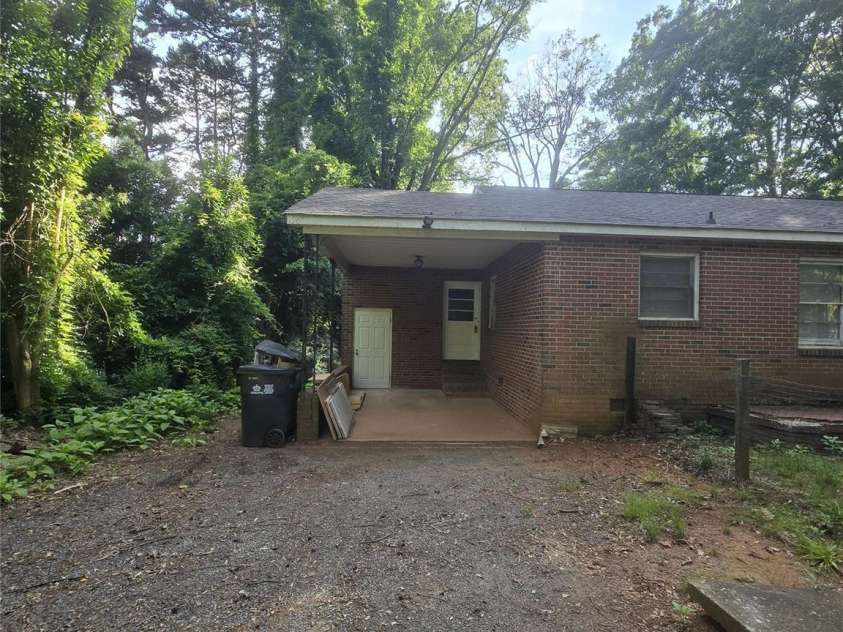 2433 Eargle Road, Charlotte, NC 28269.  MLS# CAR4271104, YatesRealty ID 22897. 