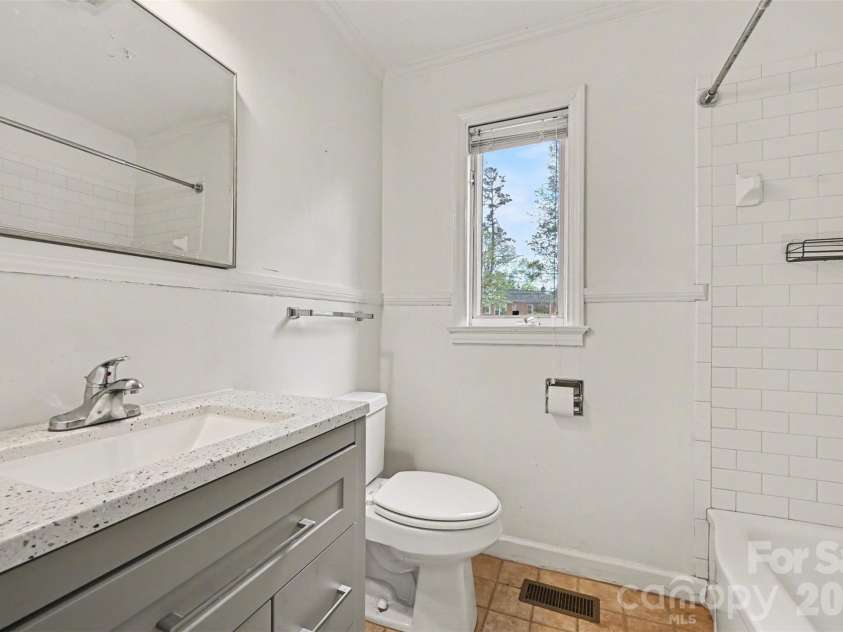 1811 Lynnwood Drive, Charlotte, NC 28209.  MLS# CAR4365948, YatesRealty ID 22898. 