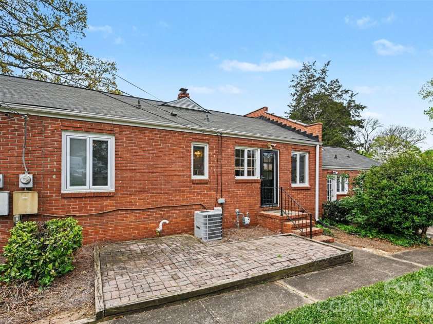 1811 Lynnwood Drive, Charlotte, NC 28209.  MLS# CAR4365948, YatesRealty ID 22898. 