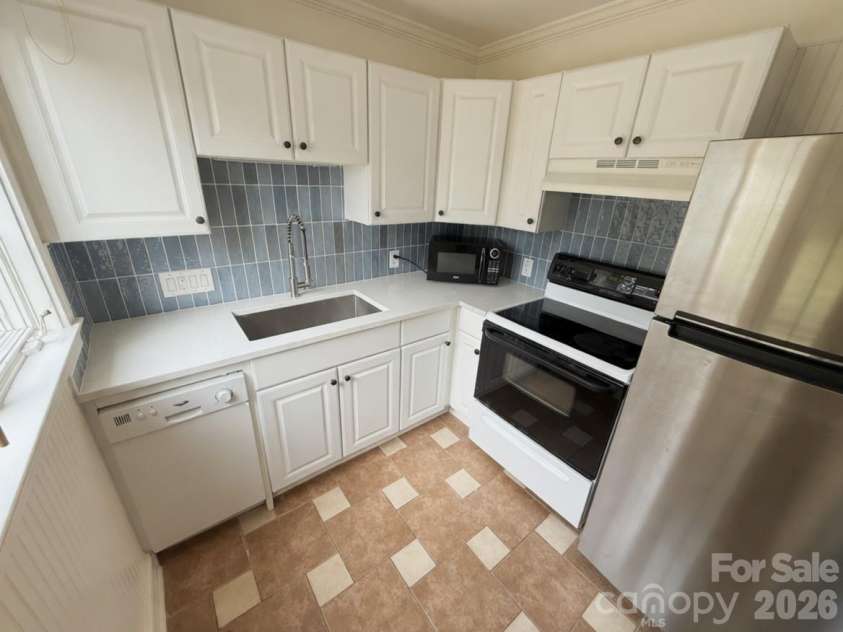 1811 Lynnwood Drive, Charlotte, NC 28209.  MLS# CAR4365948, YatesRealty ID 22898. 