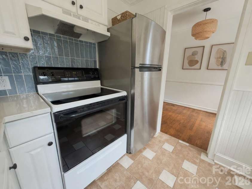 1811 Lynnwood Drive, Charlotte, NC 28209.  MLS# CAR4365948, YatesRealty ID 22898. 