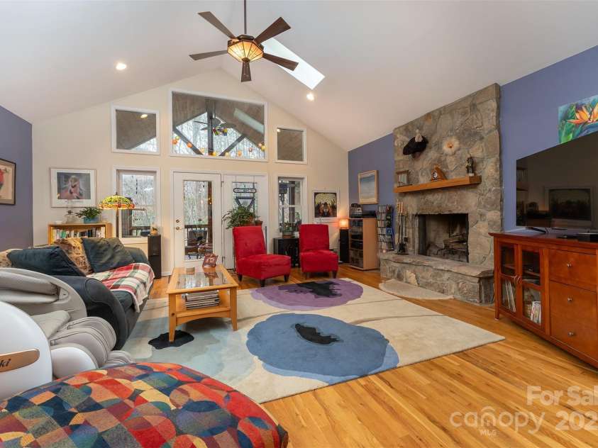 27 Hunting Lodge Drive, Black Mountain, NC 28711.  MLS# CAR4233388, YatesRealty ID 22899. 