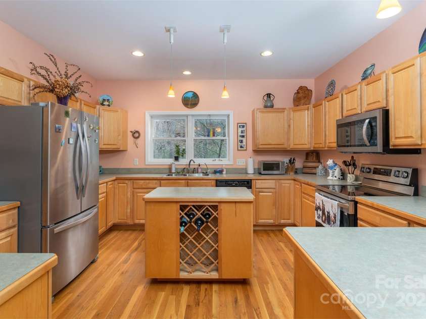 27 Hunting Lodge Drive, Black Mountain, NC 28711.  MLS# CAR4233388, YatesRealty ID 22899. 