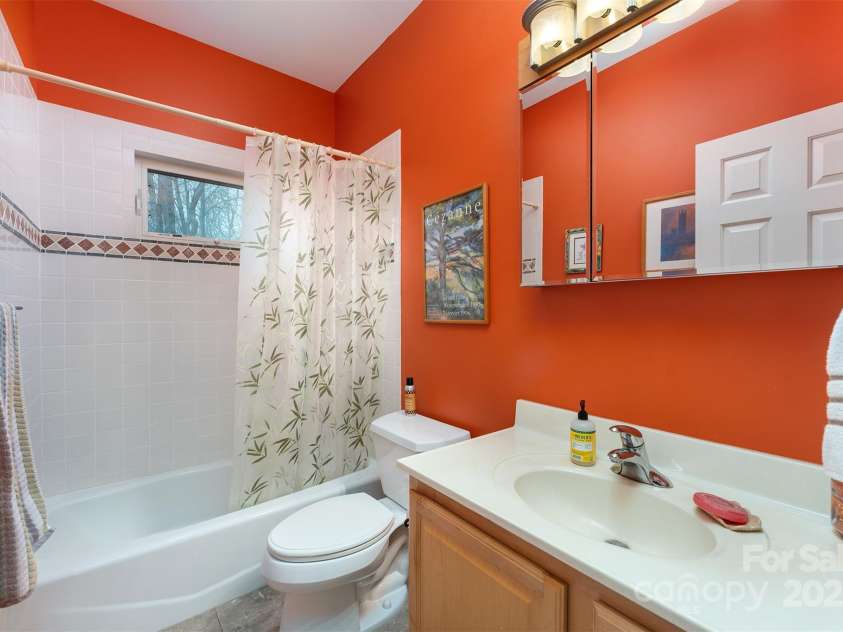 27 Hunting Lodge Drive, Black Mountain, NC 28711.  MLS# CAR4233388, YatesRealty ID 22899. 