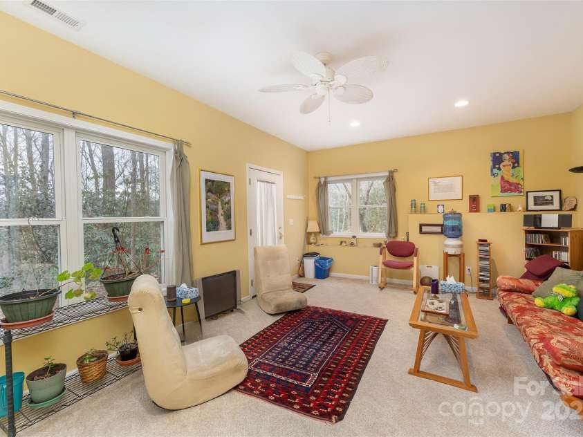 27 Hunting Lodge Drive, Black Mountain, NC 28711.  MLS# CAR4233388, YatesRealty ID 22899. 