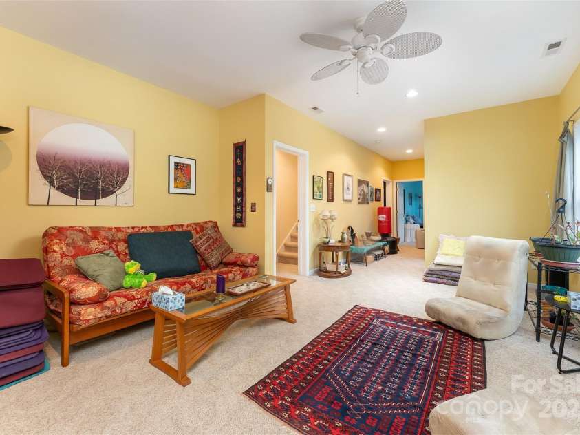 27 Hunting Lodge Drive, Black Mountain, NC 28711.  MLS# CAR4233388, YatesRealty ID 22899. 