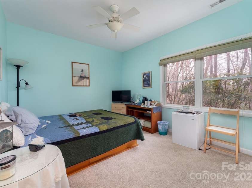 27 Hunting Lodge Drive, Black Mountain, NC 28711.  MLS# CAR4233388, YatesRealty ID 22899. 