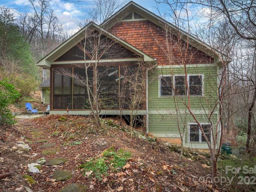 27 Hunting Lodge Drive, Black Mountain, NC 28711.  MLS# CAR4233388, YatesRealty ID 22899. 