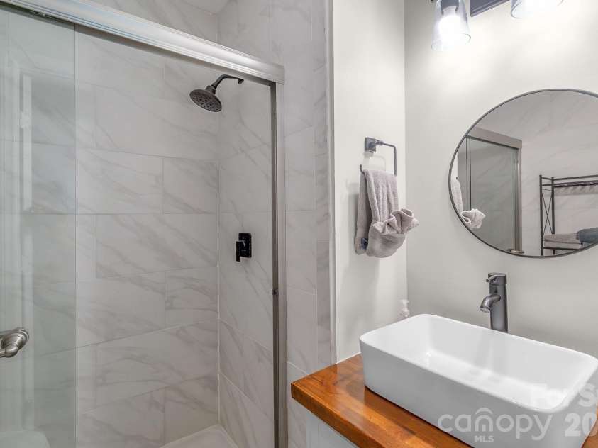 5812 Rock Hollow Drive, Charlotte, NC 28212.  MLS# CAR4367788, YatesRealty ID 22899. Bathroom 1
