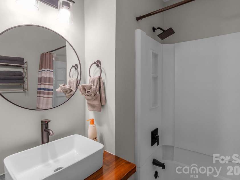 5812 Rock Hollow Drive, Charlotte, NC 28212.  MLS# CAR4367788, YatesRealty ID 22899. Bathroom 2