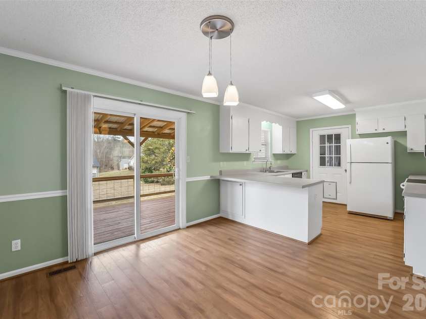 1855 Eastbrook Circle, Morganton, NC 28655.  MLS# CAR4349531, YatesRealty ID 2290. Eat in Kitchen with breakfast bar