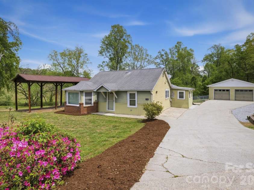 2566 Andrews Circle, Lenoir, NC 28645.  MLS# CAR4369144, YatesRealty ID 22900. 
