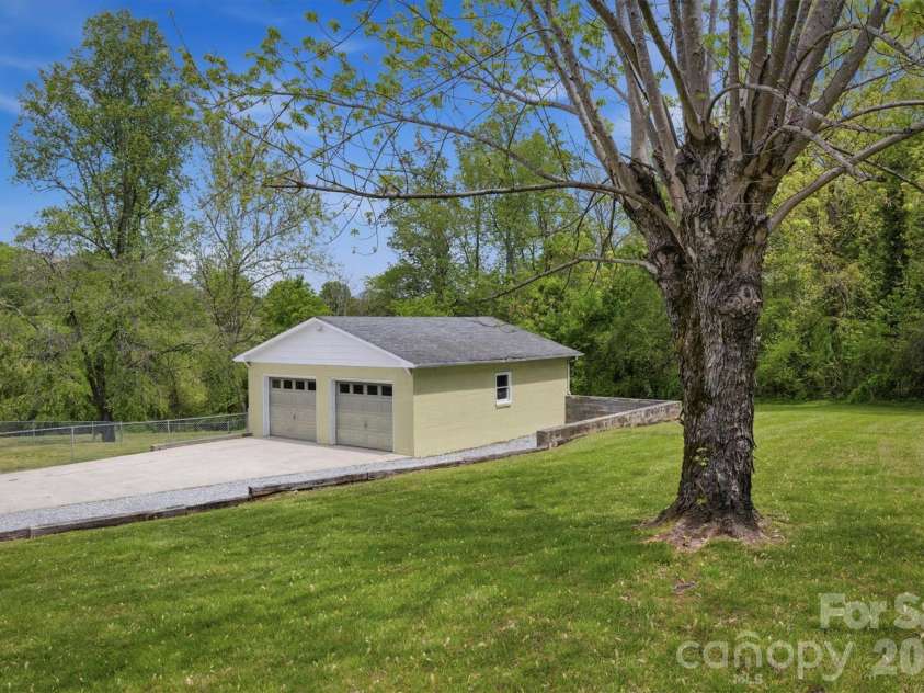 2566 Andrews Circle, Lenoir, NC 28645.  MLS# CAR4369144, YatesRealty ID 22900. 
