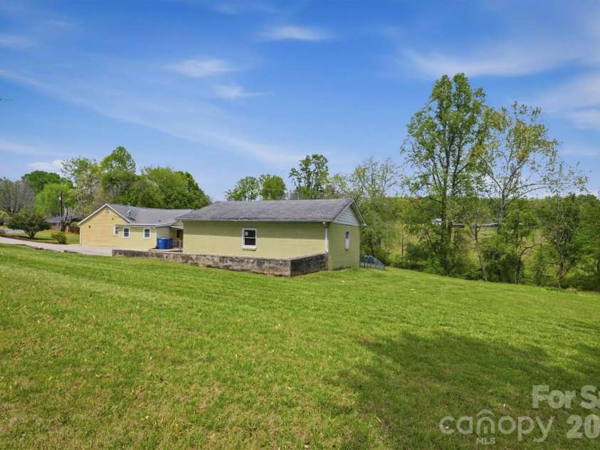 2566 Andrews Circle, Lenoir, NC 28645.  MLS# CAR4369144, YatesRealty ID 22900. 