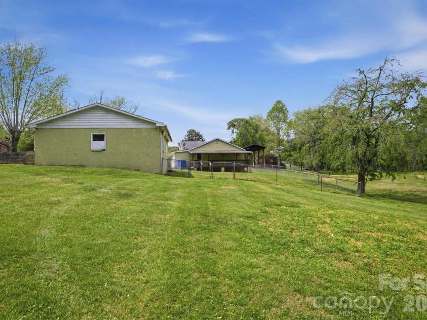 2566 Andrews Circle, Lenoir, NC 28645.  MLS# CAR4369144, YatesRealty ID 22900. 