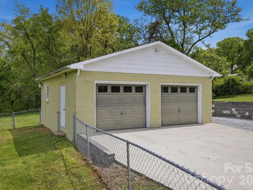 2566 Andrews Circle, Lenoir, NC 28645.  MLS# CAR4369144, YatesRealty ID 22900. 