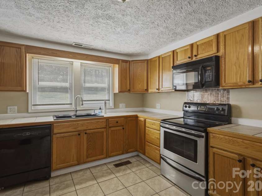 2566 Andrews Circle, Lenoir, NC 28645.  MLS# CAR4369144, YatesRealty ID 22900. 